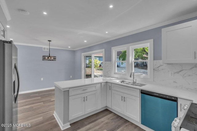 829A Westminster Ct, Manchester, NJ 08759 - kitchen with backsplash, a sink, freestanding refrigerator, a peninsula, and dishwashing machine