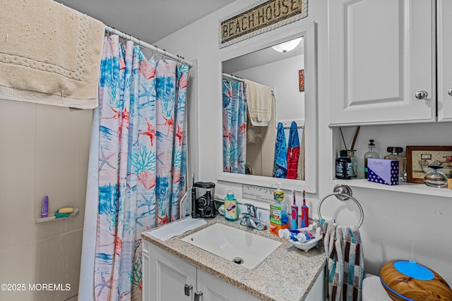 bathroom with a shower with curtain and vanity