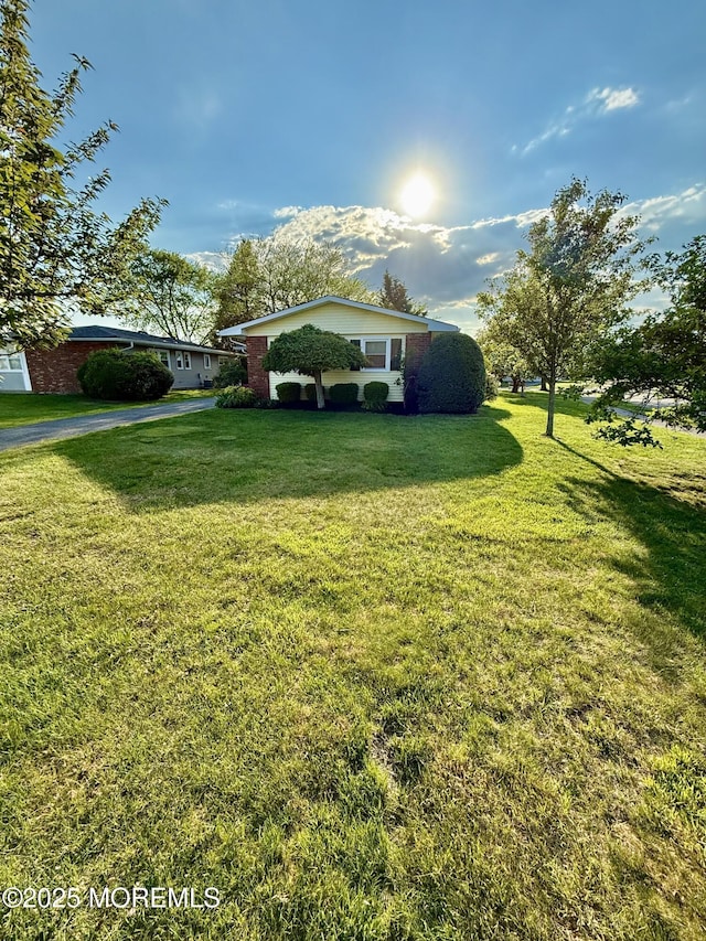 view of front of house featuring a front lawn
