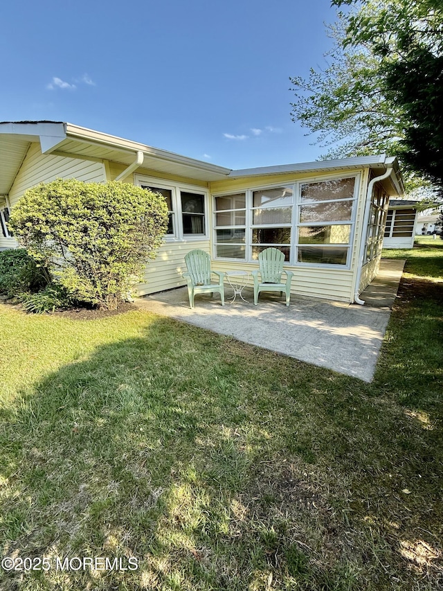 view of grassy yard featuring a patio