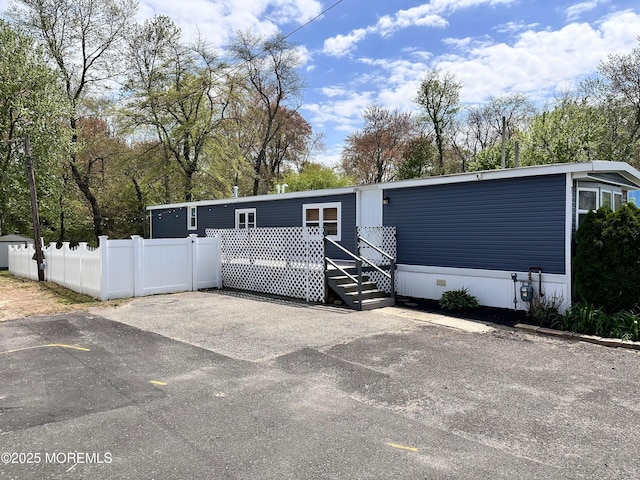 7 Misty Ln, Jackson, NJ 08527 - view of front of house featuring fence