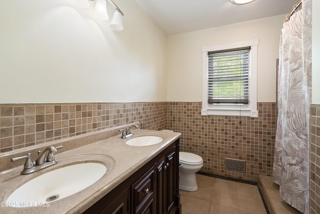 443 Lafayette Dr, Brick, NJ 08723 - full bath featuring tile walls, tile patterned flooring, toilet, wainscoting, and a shower with curtain