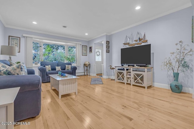 living room featuring crown molding, recessed lighting, baseboards, and light wood-type flooring