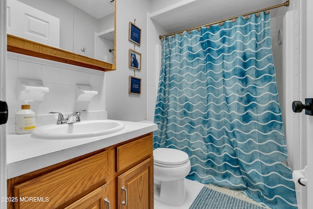 full bathroom with toilet, vanity, a shower with curtain, and decorative backsplash