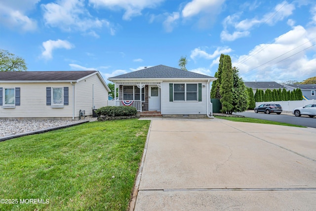 view of front of property featuring a front lawn, a porch, and crawl space