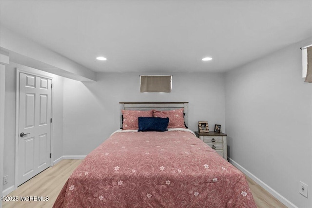 bedroom featuring light wood-style floors, baseboards, and recessed lighting