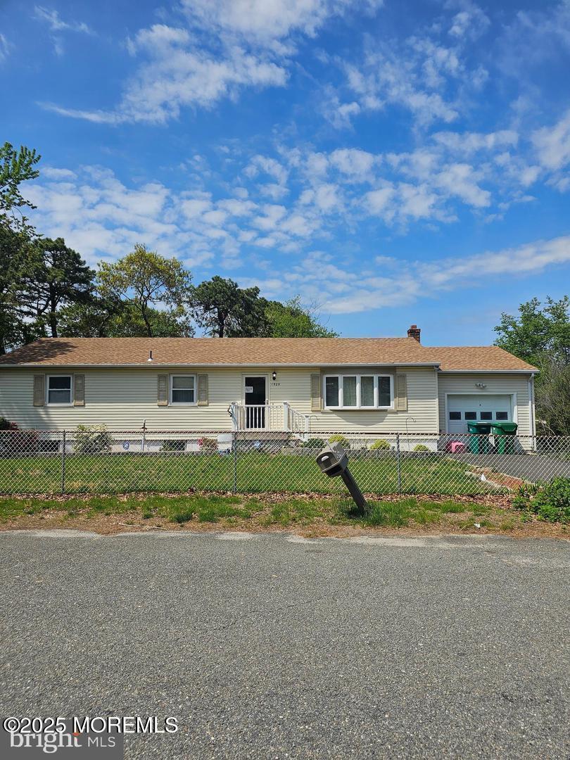 view of front of home featuring a fenced front yard and an attached garage
