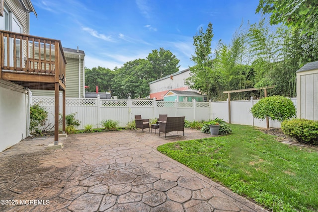 view of yard featuring a patio area