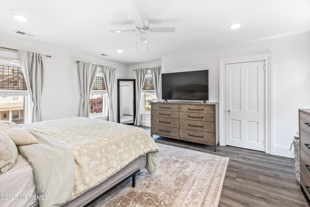 bedroom featuring dark wood-style floors, recessed lighting, a ceiling fan, and baseboards