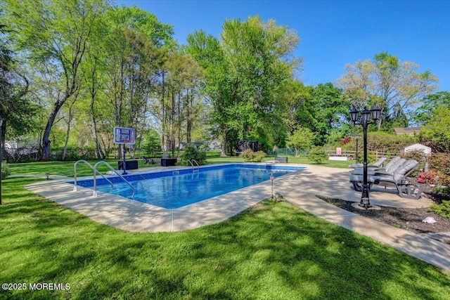 733 Colts Neck Rd, Freehold, NJ 07728 - swimming pool with a yard