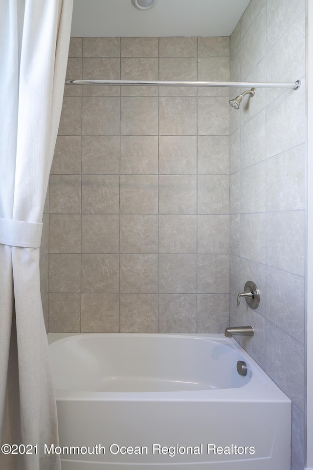 bathroom featuring shower / tub combo