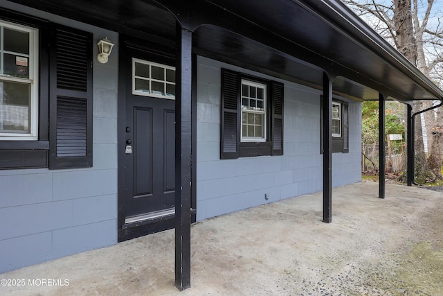 property entrance featuring a porch