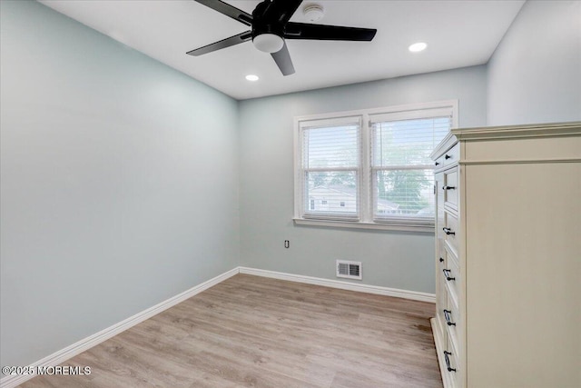empty room featuring light wood finished floors, a ceiling fan, visible vents, baseboards, and recessed lighting