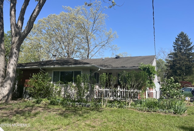 ranch-style home featuring a front lawn