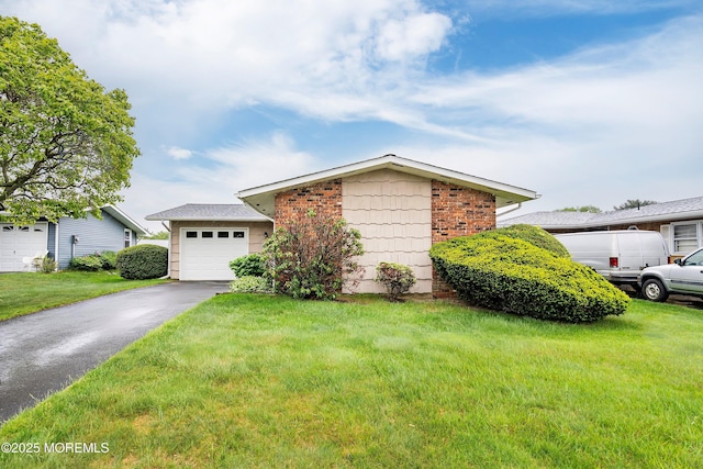 view of front facade featuring driveway and a front yard
