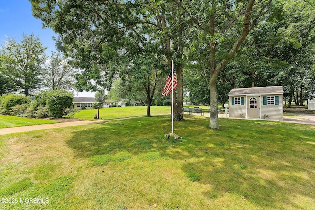 view of grassy yard with an outbuilding