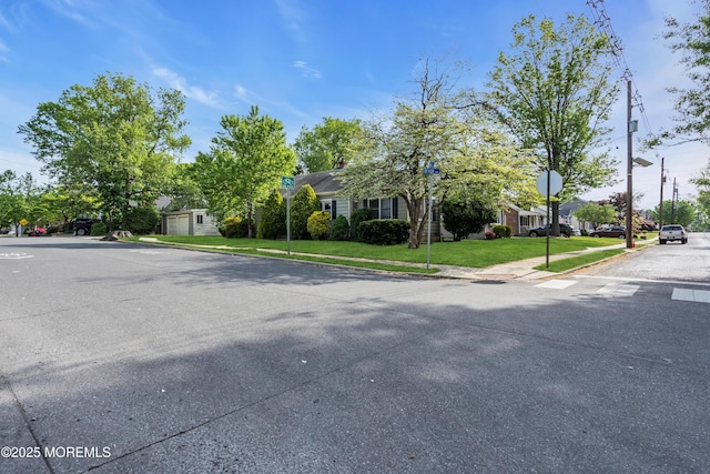 view of front of property featuring a front lawn