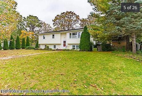 split foyer home with a front yard