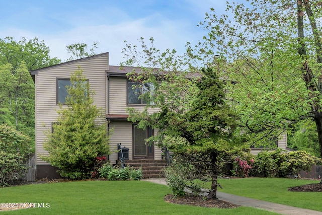 view of front of house featuring a front yard
