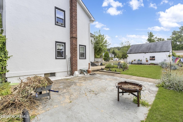 view of patio with an outdoor fire pit