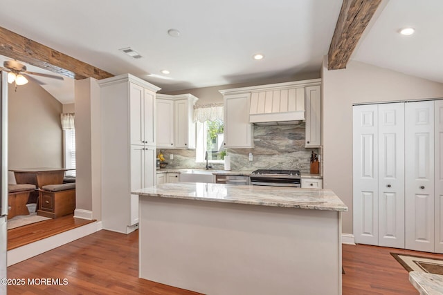 kitchen with stainless steel appliances, dark wood finished floors, decorative backsplash, ceiling fan, and recessed lighting