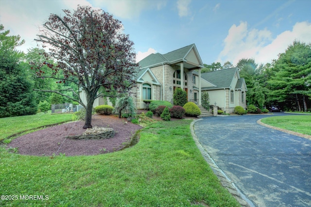 7 Mccampbell Rd, Holmdel, NJ 07733 - view of front facade with driveway and a front yard