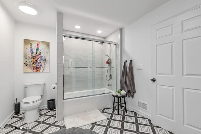 full bath featuring baseboards, toilet, enclosed tub / shower combo, and recessed lighting