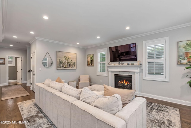living room with ornamental molding, dark wood-style flooring, recessed lighting, baseboards, and healthy amount of natural light