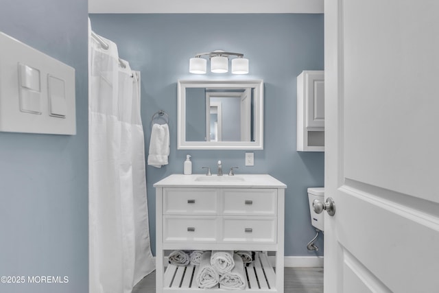 full bath with baseboards, vanity, and a shower with curtain