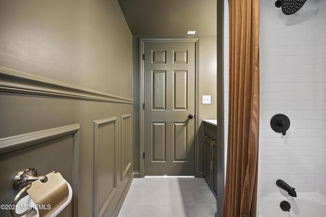 full bath with shower / tub combo and vanity