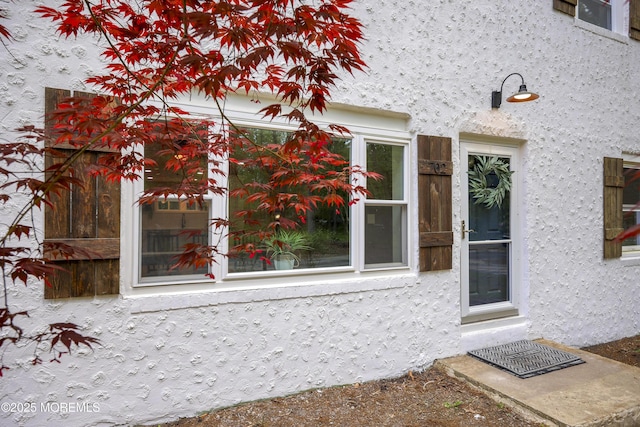 property entrance featuring stucco siding