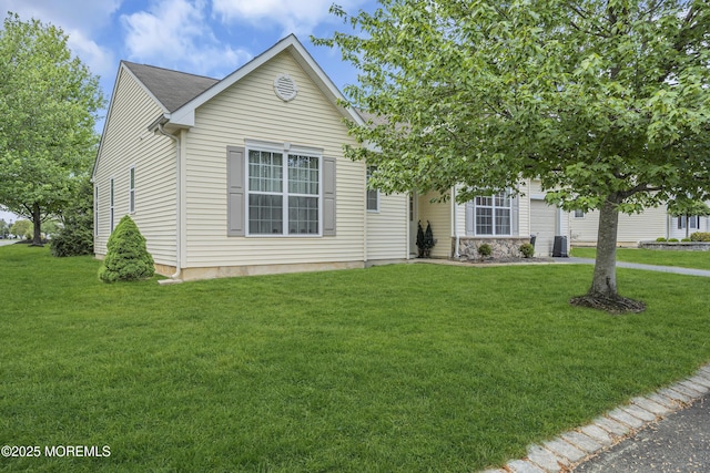 view of front of property with a front yard