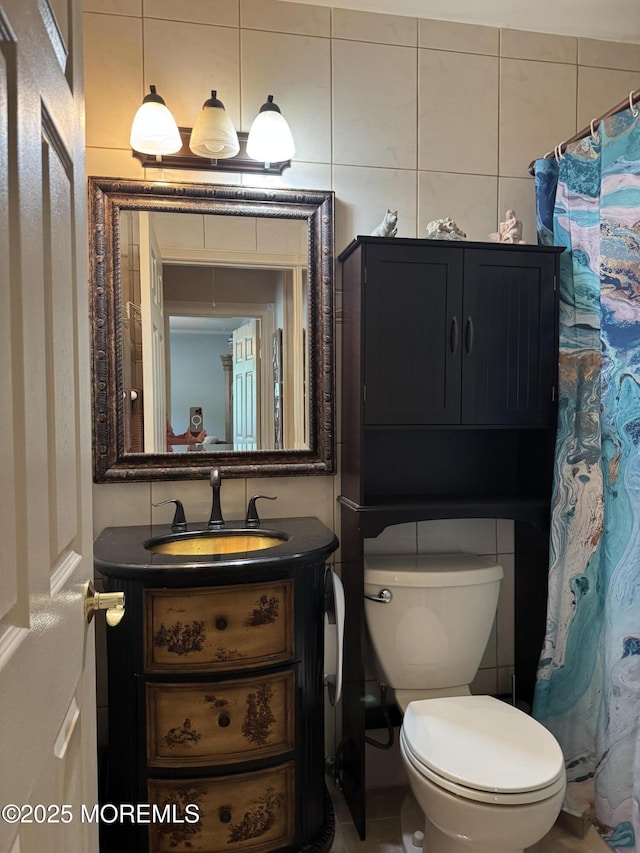 16B Robin St Unit 16B, Manchester, NJ 08759 - full bathroom with vanity, toilet, and a shower with curtain