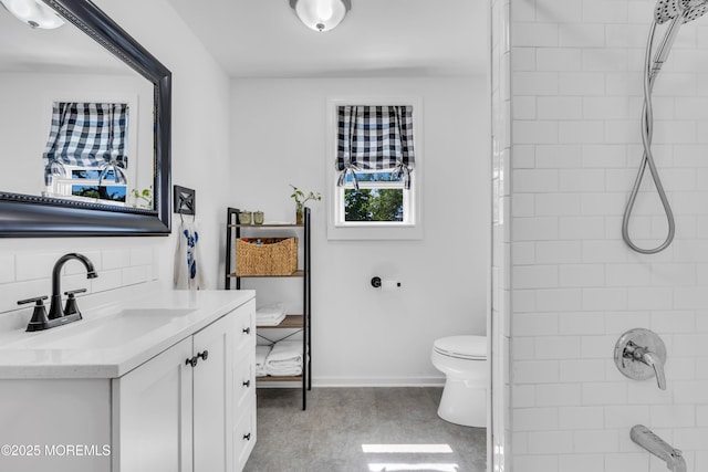 full bath with a shower, vanity, toilet, tasteful backsplash, and baseboards