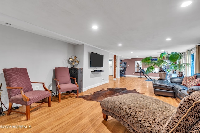 living room featuring light wood finished floors, recessed lighting, and baseboards