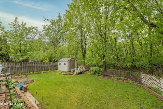 view of yard featuring a storage shed, an outdoor structure, and a vegetable garden