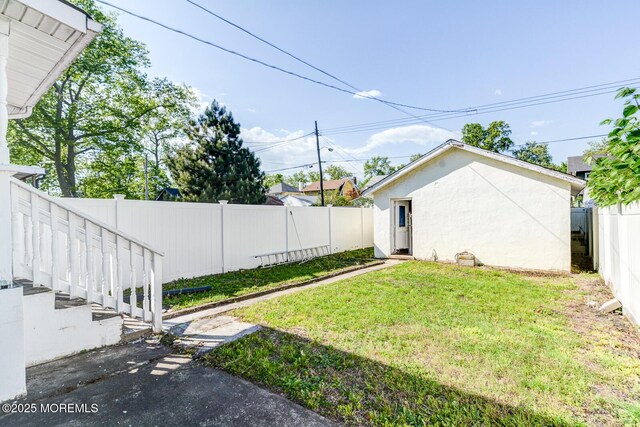 view of yard featuring an outdoor structure