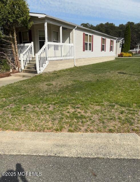 view of front facade featuring covered porch and a front lawn