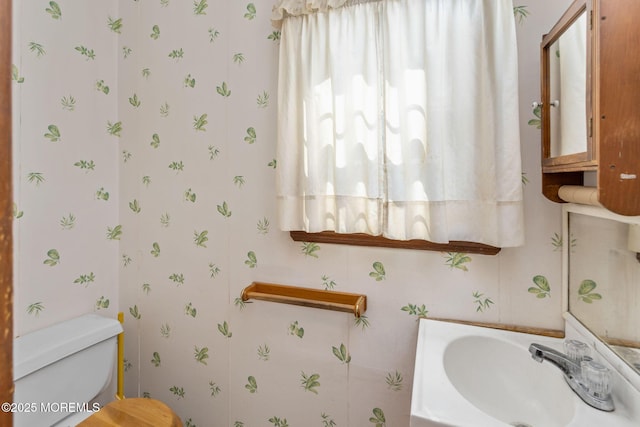 38 Bowne Ave, Freehold, NJ 07728 - bathroom featuring a sink, toilet, and wallpapered walls