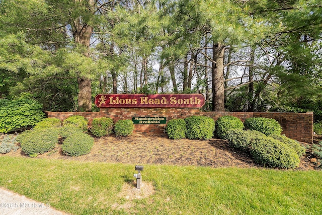view of community / neighborhood sign