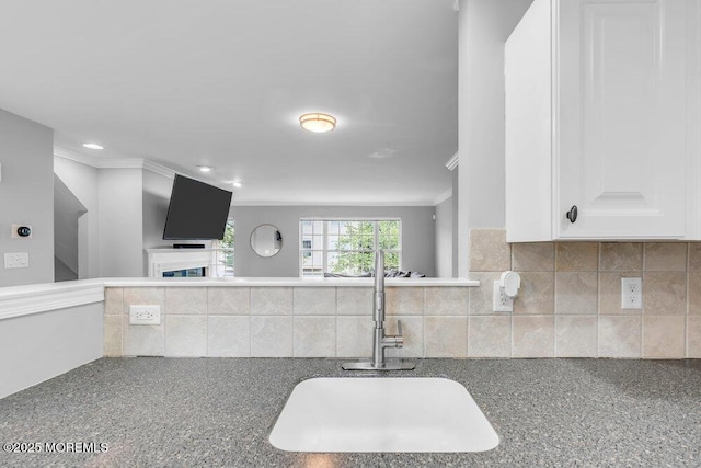 3 Kuczynski Dr Unit 944, Parlin, NJ 08859 - kitchen featuring crown molding, a sink, decorative backsplash, white cabinetry, and recessed lighting