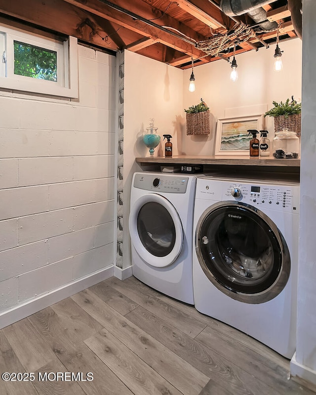 washroom with light wood-type flooring and independent washer and dryer