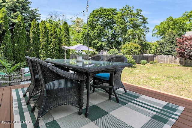 deck with outdoor dining space