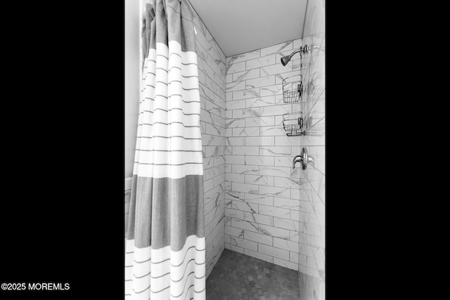 bathroom featuring a tile shower