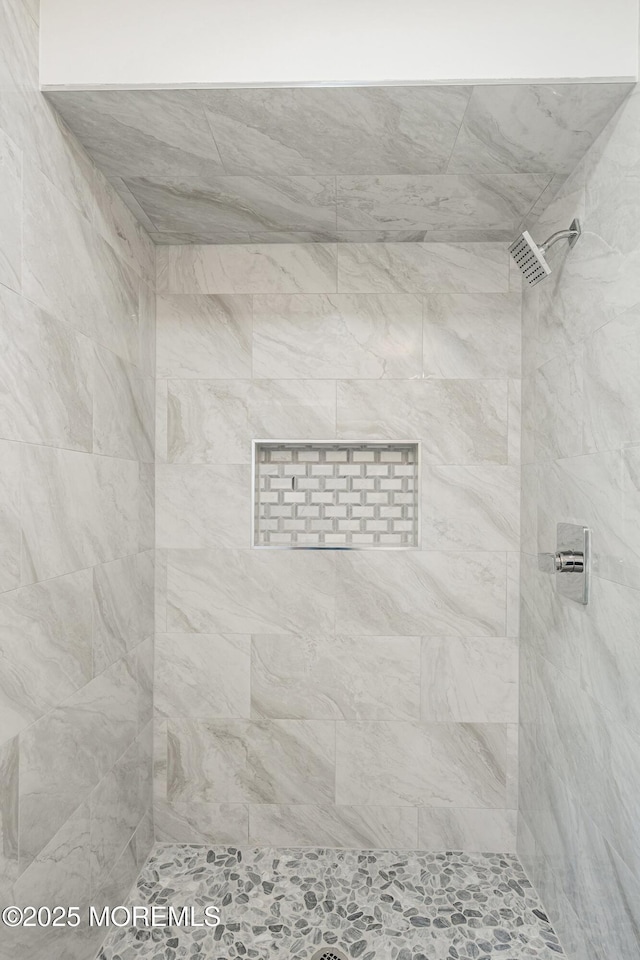 bathroom featuring tiled shower