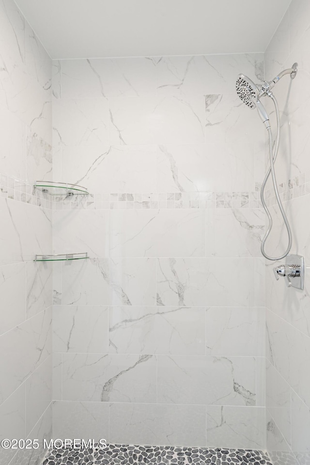 full bathroom featuring tiled shower