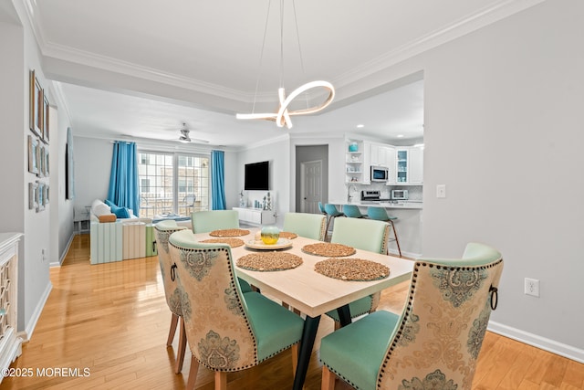 dining room featuring ornamental molding, light wood-style flooring, a chandelier, baseboards, and recessed lighting