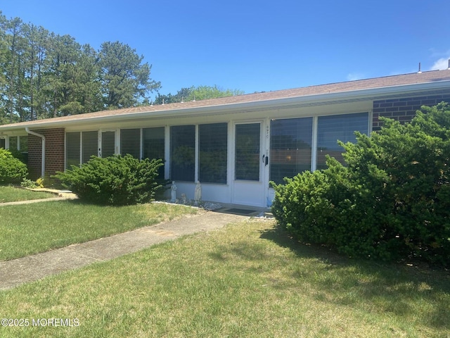 897C Inverness Ct, Lakewood, NJ 08701 - back of property featuring a lawn and brick siding