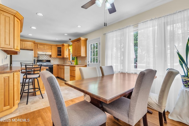 dining space with ceiling fan, recessed lighting, and light wood-style floors