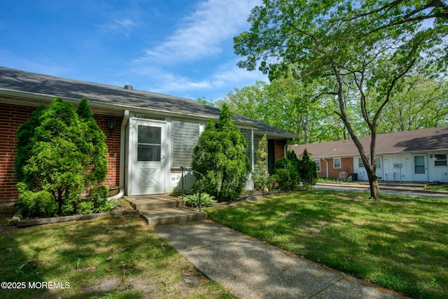 30F Cambridge Ct, Lakewood, NJ 08701 - view of front of home with brick siding and a front yard